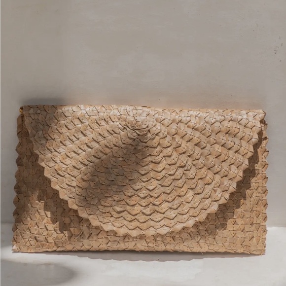 Handbags - ✨ENVELOPE STRAW PURSE✨✨CARAMEL
